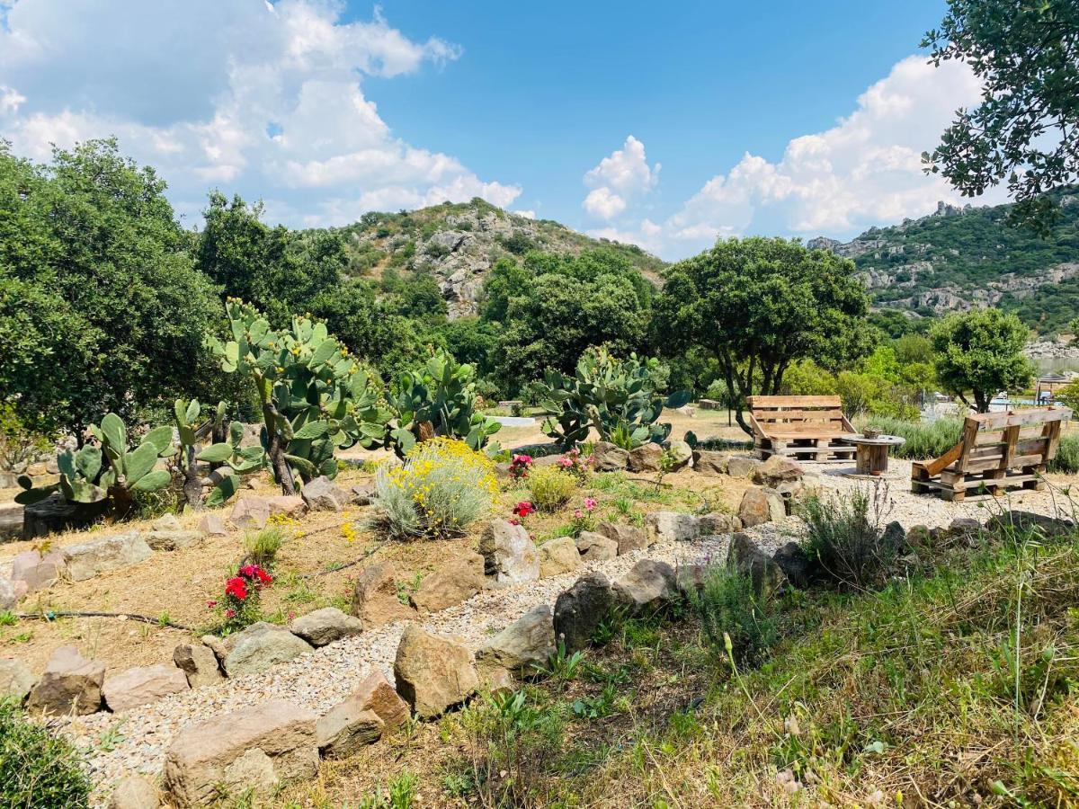 Il Nuraghe Del Lago Coghinas Oschiri Bagian luar foto