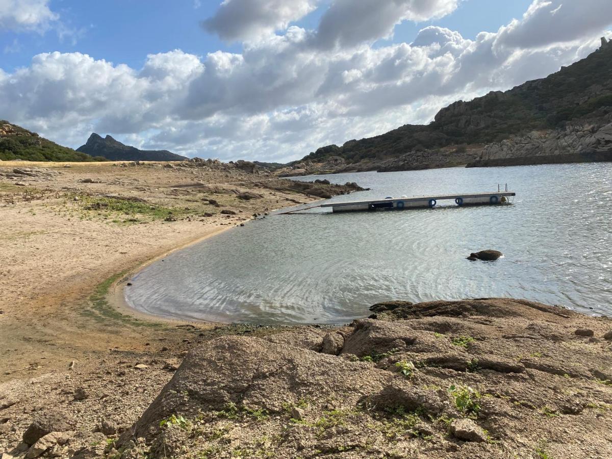 Il Nuraghe Del Lago Coghinas Oschiri Bagian luar foto