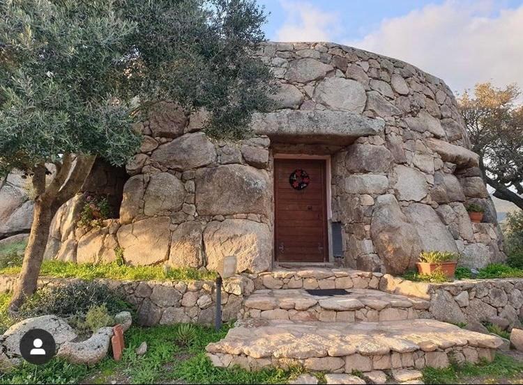 Il Nuraghe Del Lago Coghinas Oschiri Bagian luar foto